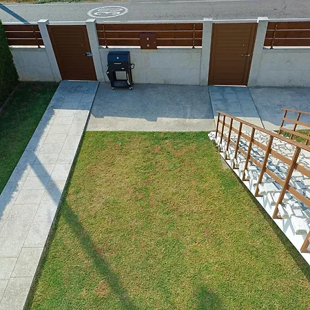 Adina Garden 아파트 산신소
